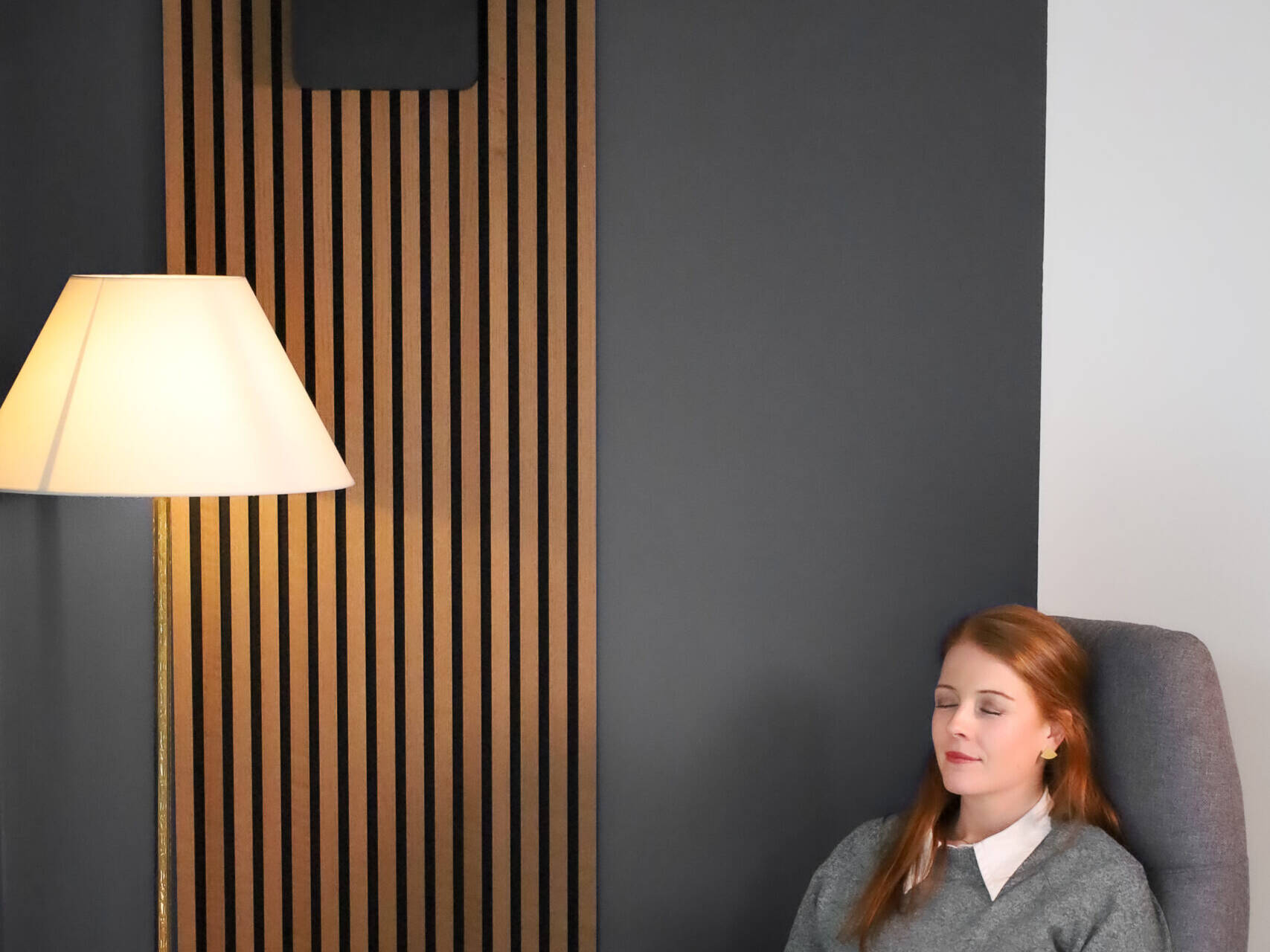 kvinde foran sort duka one pro 50 s i et l&aelig;sehj&oslash;rne